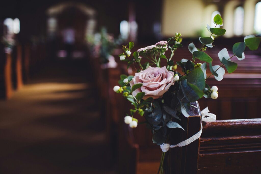 How to Design White and Pink Floral Arrangements for a Romantic Wedding