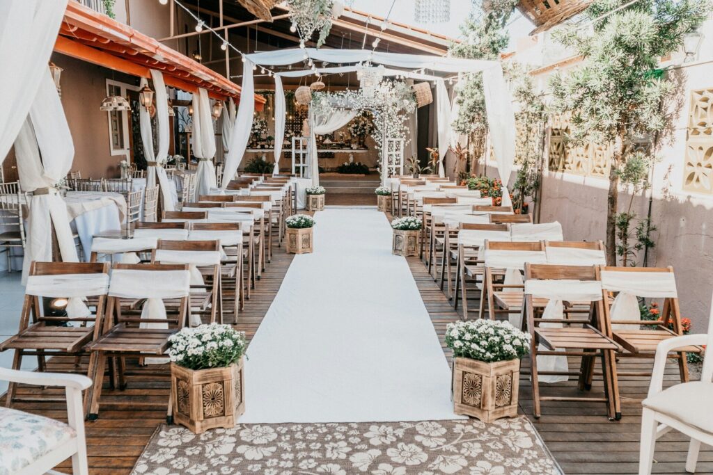 How to Design White and Pink Floral Arrangements for a Romantic Wedding